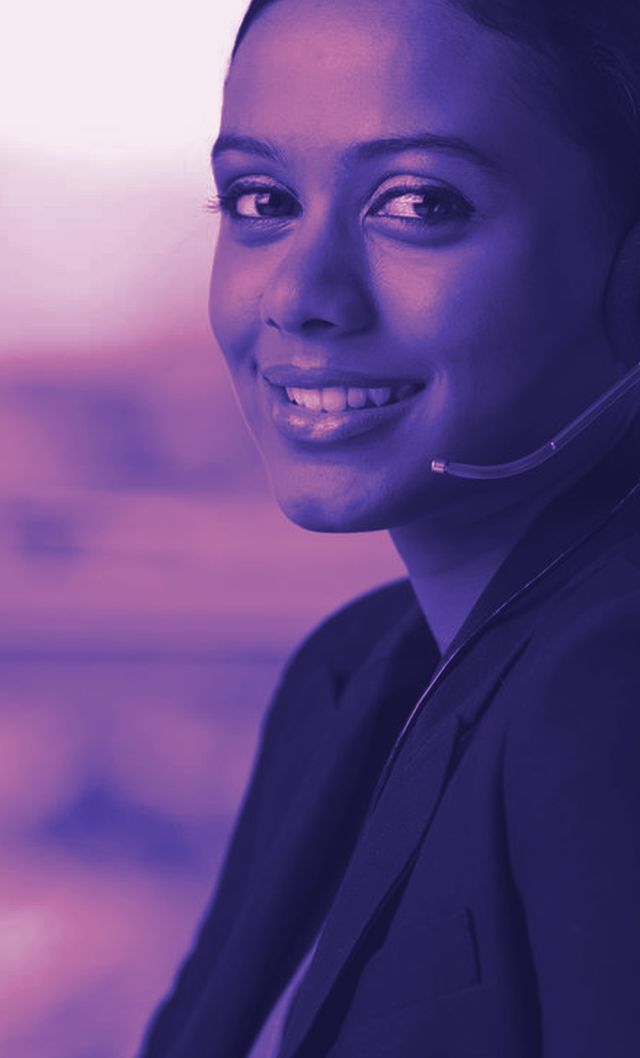 Atendente com headset sorrindo durante um atendimento